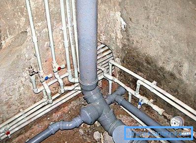 Geri kalan tüketim noktaları için 50 mm'lik bir kablo ile tuvalet ve kontrol kapağı altında yüzüncü borunun atılması Geri kalan tüketim noktaları için 50 mm'lik bir kablo ile tuvalet ve kontrol kapağı altında yüzüncü borunun atılması
