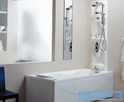Banyo üzerinde monte edilen panel hidromasajlı duş. Banyo üzerinde monte edilen panel hidromasajlı duş.
