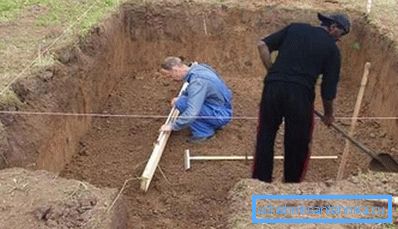 Sürücüyü monte etmeden önce uygun bir çukur kazın. Sürücüyü monte etmeden önce uygun bir çukur kazın.