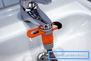 Lavabo için musluk adaptörü. Lavabo için musluk adaptörü.