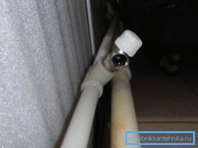 Sıvı kaybını önlemek için tahliye vanasını kapatın. Sıvı kaybını önlemek için tahliye vanasını kapatın.