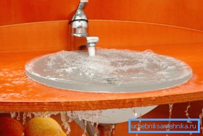 Lavaboda su taşması - tıkanmış kanalizasyonun ilk işareti. Lavaboda su taşması - tıkanmış kanalizasyonun ilk işareti.