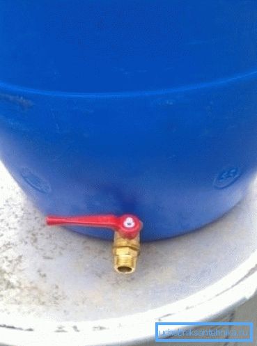 Yazlık bir vinç ile bir plastik varil size her zaman gerekli sıvı rezerv var fırsat verecektir Yazlık bir vinç ile bir plastik varil size her zaman gerekli sıvı rezerv var fırsat verecektir