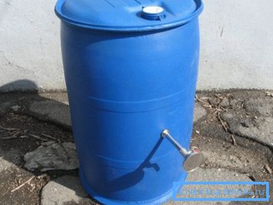 Gömülü bölücü ile plastik varil. Gömülü bölücü ile plastik varil.