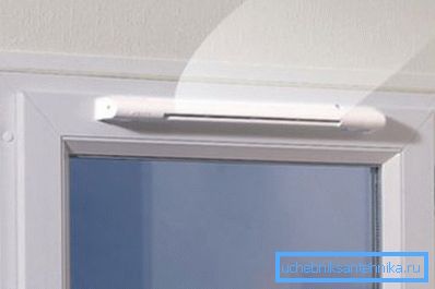 Giriş valfi ile plastik pencere. Giriş valfi ile plastik pencere.