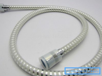 Plastik hortumlar, kauçuk çekirdekli metallerden daha dayanıklıdır, ancak soğuk suda esnekliğini kaybederler.
