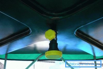 Su serpme suyu içeren plastik depolama tankı, yaz duşunun tavanı olabilir. Su serpme suyu içeren plastik depolama tankı, yaz duşunun tavanı olabilir.