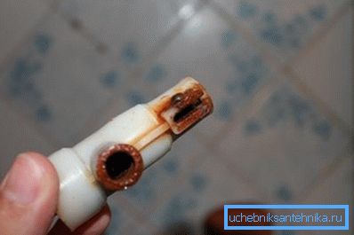 Plastik parçalar, metal ile doğrudan temas halinde olduğunda paslanmaya maruz kalabilirler. Plastik parçalar, metal ile doğrudan temas halinde olduğunda paslanmaya maruz kalabilirler.
