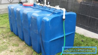 Musluk ve bağlantı parçaları ile sulama için plastik tank
