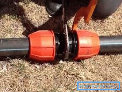 Bir banliyö bölgesinde yaz su temini için HDPE boru ve ek parçaları Bir banliyö bölgesinde yaz su temini için HDPE boru ve ek parçaları