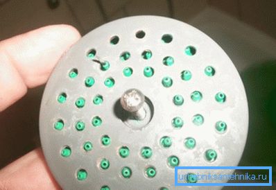 Fiş altında montaj vidasını gizler. Fiş altında montaj vidasını gizler.