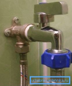 Ayrı bir musluk ile makine için su kaynağı Ayrı bir musluk ile makine için su kaynağı