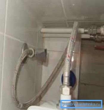 Su kaynağı esnek bir boru ile düzenlenmiştir. Su kaynağı esnek bir boru ile düzenlenmiştir.