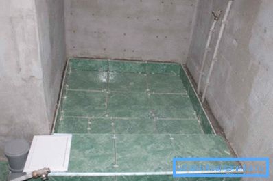 Duş teknesi ve tüm kat en iyi döşenmiş Duş teknesi ve tüm kat en iyi döşenmiş