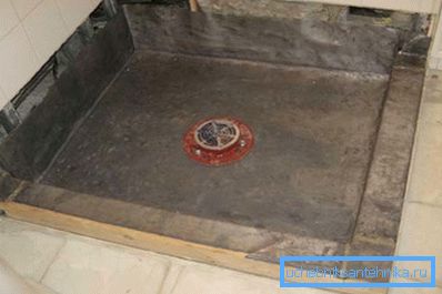 Su yalıtımı ve drenaj ile hazırlanmış taban: 90x90 cm derinliğinde duşakabinli bir duş kabini buraya monte edilebilir. Su yalıtımı ve drenaj ile hazırlanmış taban: 90x90 cm derinliğinde duşakabinli bir duş kabini buraya monte edilebilir.