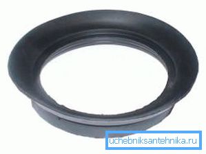 Bir klozet ve bir tank arasında kurulan astar. Bir klozet ve bir tank arasında kurulan astar.
