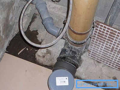 Adaptör aracılığıyla kanalizasyon yükselticisine bağlantı