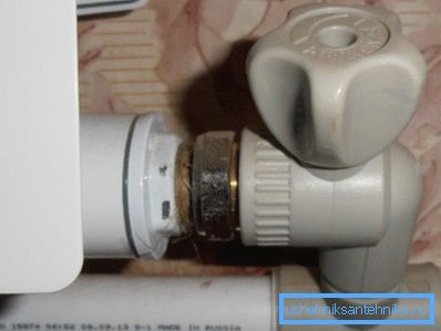 Radyatöre plastik bir musluğun bağlanması Radyatöre plastik bir musluğun bağlanması