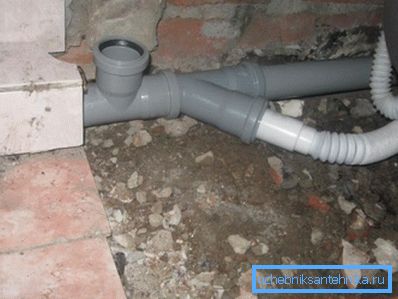 Banyo sifonunu 45 ° 'lik bir açıyla ortak bir drenaja bağlayın. Banyo sifonunu 45 ° 'lik bir açıyla ortak bir drenaja bağlayın.