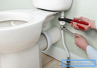 Tuvaletin yatay konumdaki kanalizasyon yükselticisine bağlanması Tuvaletin yatay konumdaki kanalizasyon yükselticisine bağlanması