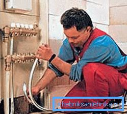 Su ısıtmalı zeminin dağıtım manifolduna bağlanması Su ısıtmalı zeminin dağıtım manifolduna bağlanması