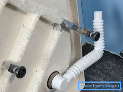 Sifonun palete bağlanması. Sifonun palete bağlanması.