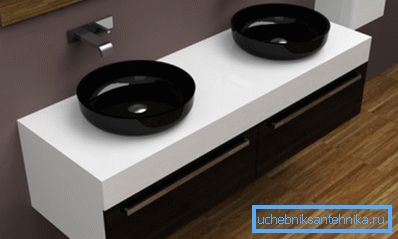Banyo için iki lavabo ile asma dolap Banyo için iki lavabo ile asma dolap