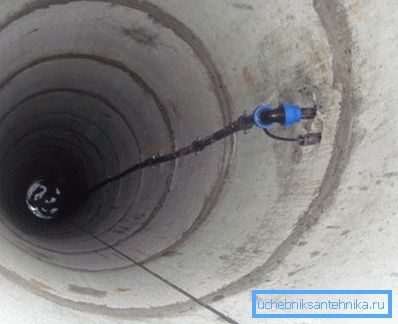 Kuyu içinde dalgıç pompa. fotoğraf Kuyu içinde dalgıç pompa. fotoğraf