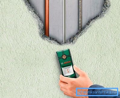 Metal dedektör ile haberleşmeyi ve kablolamayı arayın Metal dedektör ile haberleşmeyi ve kablolamayı arayın