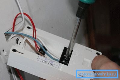 Termostatı bağlama işlemini gösterir. Termostatı bağlama işlemini gösterir.