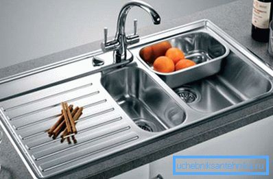 Ekstra küçük bir fincan olan bir model gösterilmektedir. Ekstra küçük bir fincan olan bir model gösterilmektedir.