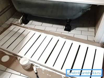 Banyo altında sabit bir ahşap perde boyama Banyo altında sabit bir ahşap perde boyama