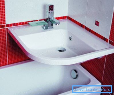 Küçük bir banyoda banyo üzerinde tam boy lavabo Küçük bir banyoda banyo üzerinde tam boy lavabo