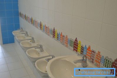 Tam boy lavabo ve anaokulunda bebek lavaboları. Tam boy lavabo ve anaokulunda bebek lavaboları.