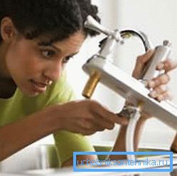 Bazen problem alanına ulaşmak için karıştırıcıyı tamamen sökmek ve hatta sökmek gerekir. Bazen problem alanına ulaşmak için karıştırıcıyı tamamen sökmek ve hatta sökmek gerekir.