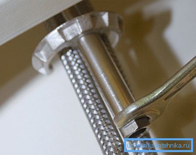 Çıtçıtları sökdükten sonra, kelepçeyi kolayca kaldırabilir ve mikseri çıkarabilirsiniz. Çıtçıtları sökdükten sonra, kelepçeyi kolayca kaldırabilir ve mikseri çıkarabilirsiniz.