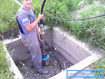 Kuyu temizlendikten sonra pompa yerine geri döner. Kuyu temizlendikten sonra pompa yerine geri döner.