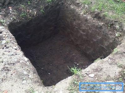 Bir delik kazdıktan sonra duvarları tahtalarla güçlendirilmelidir.