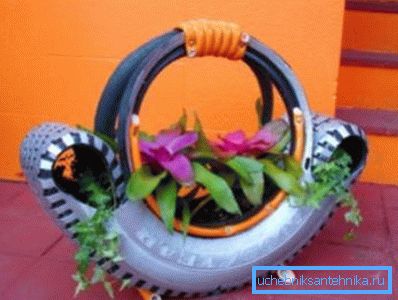 Kaynak kapağına bir ev yapımı flowerbed koyun ve tamamen farklı görünecektir. Kaynak kapağına bir ev yapımı flowerbed koyun ve tamamen farklı görünecektir.
