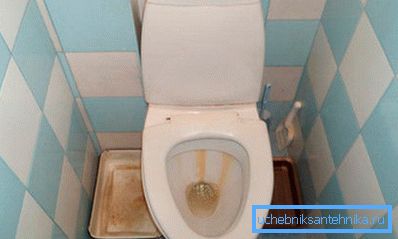 Suyun sabit akışı (fotoğrafta olduğu gibi) paslı birikintilerin oluşmasına yol açar. Suyun sabit akışı (fotoğrafta olduğu gibi) paslı birikintilerin oluşmasına yol açar.