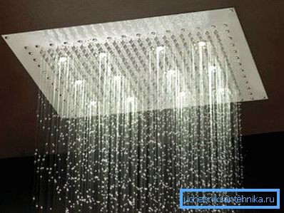 Ek aydınlatma ile tavan sistemi, su kaynağı panelinden kontrol edilebilen hafif yağmur veya yağmur etkisi yaratır.