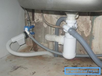 Çamaşır makinesinin drenajının uygun şekilde bağlanması. Çamaşır makinesinin drenajının uygun şekilde bağlanması.