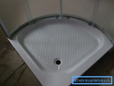 Düşük 80x80 mm akrilik tavaya sahip bir duş köşesi sunulmaktadır. Düşük 80x80 mm akrilik tavaya sahip bir duş köşesi sunulmaktadır.