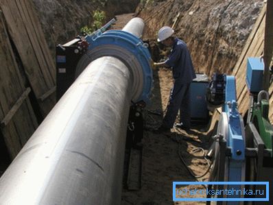 İş günü başına 800 mm'lik bir boru hattı çapı ile, sekizden fazla eklem yapılamaz. İş günü başına 800 mm'lik bir boru hattı çapı ile, sekizden fazla eklem yapılamaz.