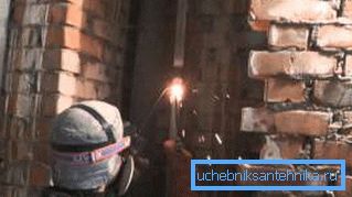 Gaz kaynağı ile çalışırken, koruyucu ekipman kullandığınızdan emin olun. Gaz kaynağı ile çalışırken, koruyucu ekipman kullandığınızdan emin olun.