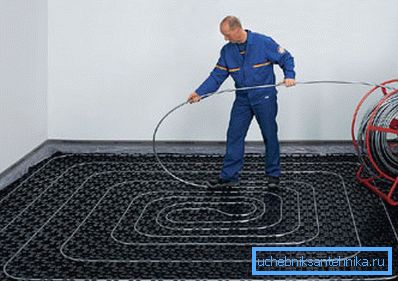 Boruları döşerken, izin verilen dönüş yarıçapını dikkatlice izleyin. Boruları döşerken, izin verilen dönüş yarıçapını dikkatlice izleyin.