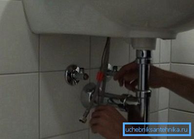 Cihaz her zamanki musluk ile bağlantılıdır. Cihaz her zamanki musluk ile bağlantılıdır.