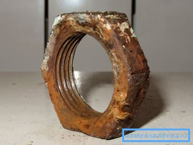 Sürekli sızıntıların sebebi de kilit somununun kendisinin kusuru olabilir. Sürekli sızıntıların sebebi de kilit somununun kendisinin kusuru olabilir.