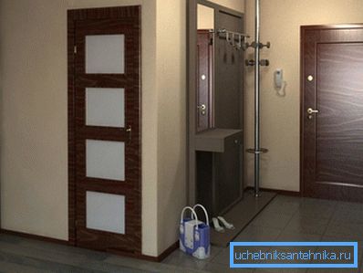 Fotoğraftaki salon ısıtma cihazlarından yoksundur ve odalar tarafından ısıtılmaktadır.
