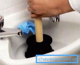 Durgun bir çamur tapasını itmek için bir pistonun kullanılması Durgun bir çamur tapasını itmek için bir pistonun kullanılması